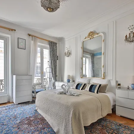 8 People Champs élysées Apartamento