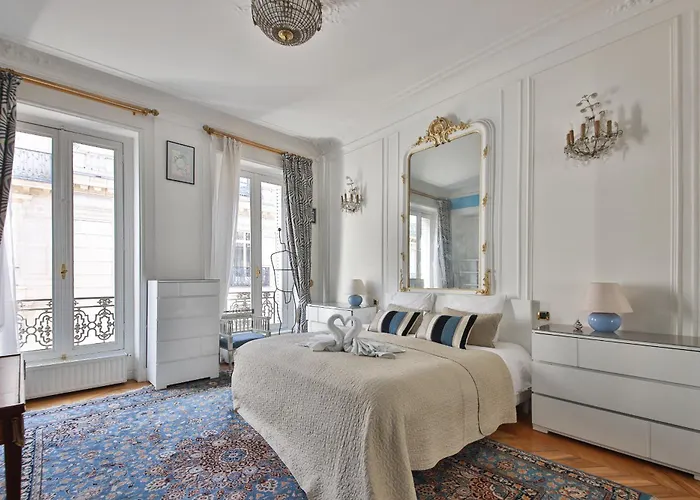 8 People Champs élysées Apartamento